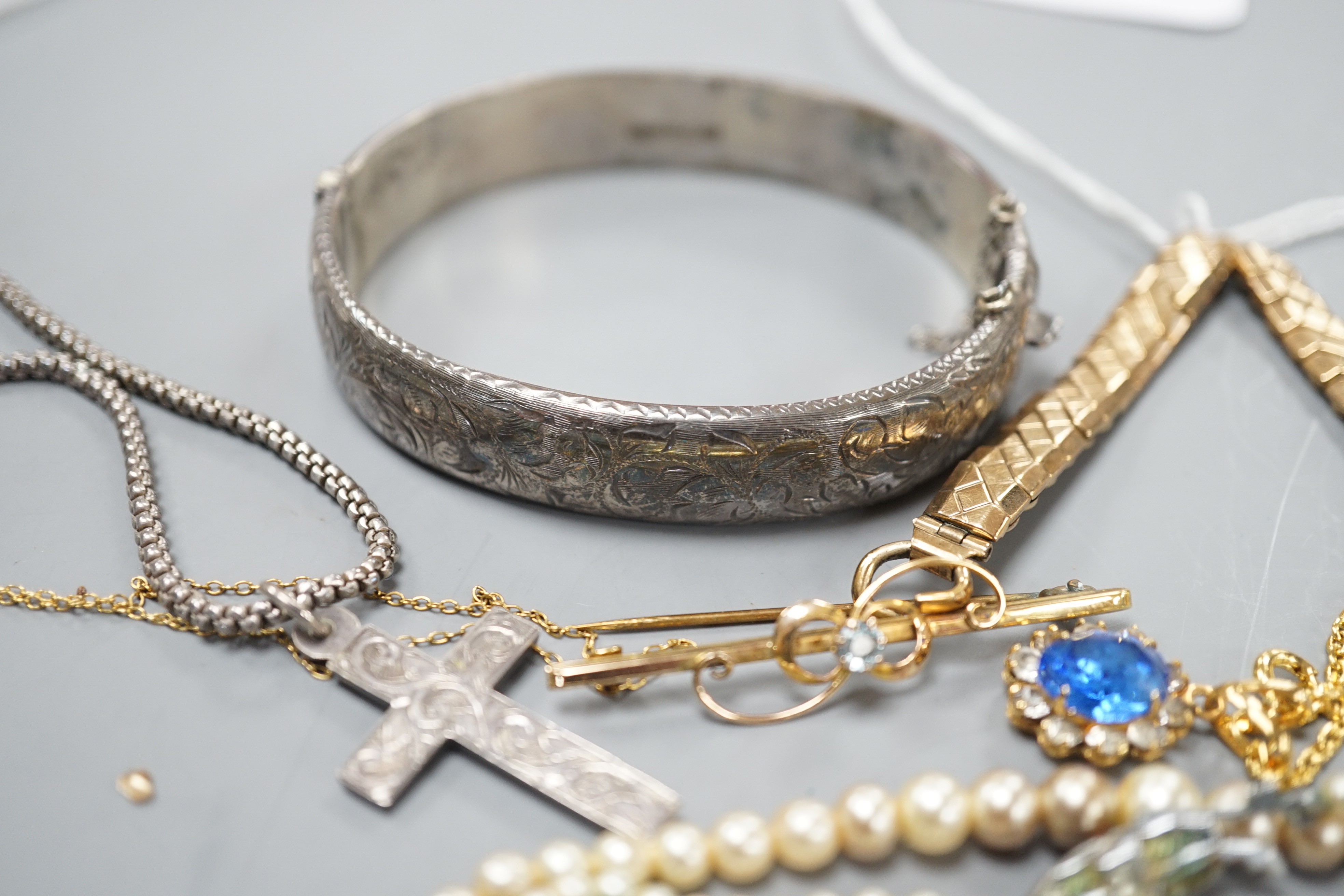 A 9ct gold flexible watch strap, a 9ct and gem set bar brooch and a 9k fine link chain, gross weight 12.1 grams and four other items of jewellery including a silver hinged bangle and simulated pearl necklace.